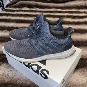 Adidas Ultraboost Men's limited edition carbon size (10.5)